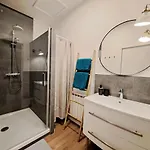 Appartamento Beautiful With Private Garden In - 100m From Metro Station
