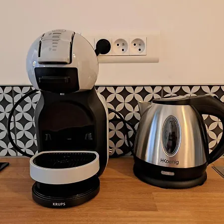 Beautiful With Private Garden In - 100m From Metro Station Apartment