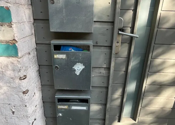 Beautiful With Private Garden In - 100m From Metro Station