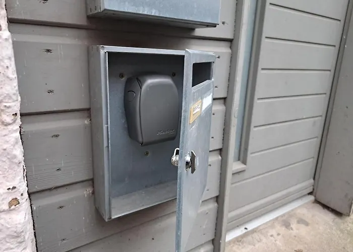 Beautiful With Private Garden In - 100m From Metro Station