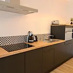 Beautiful With Private Garden In - 100m From Metro Station Apartament *