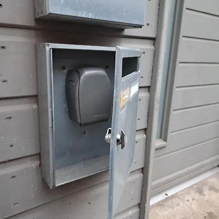 Beautiful With Private Garden In - 100m From Metro Station