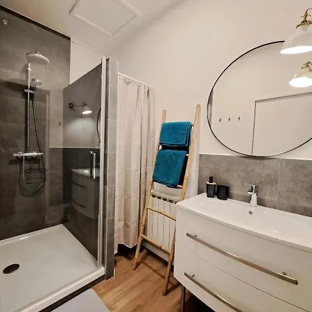 Daire Beautiful With Private Garden In - 100m From Metro Station